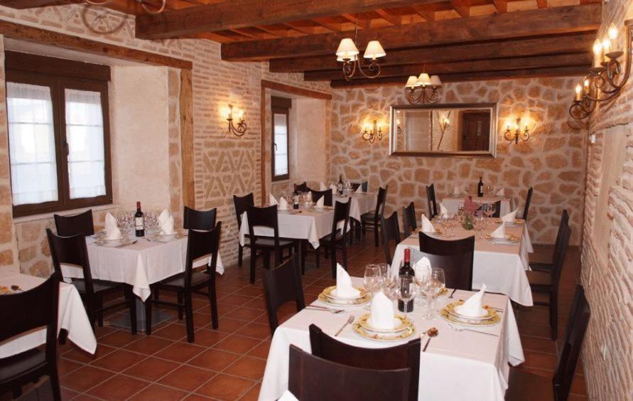 La Casona De Dona Petra Hotell Villarmentero de Campos Exteriör bild